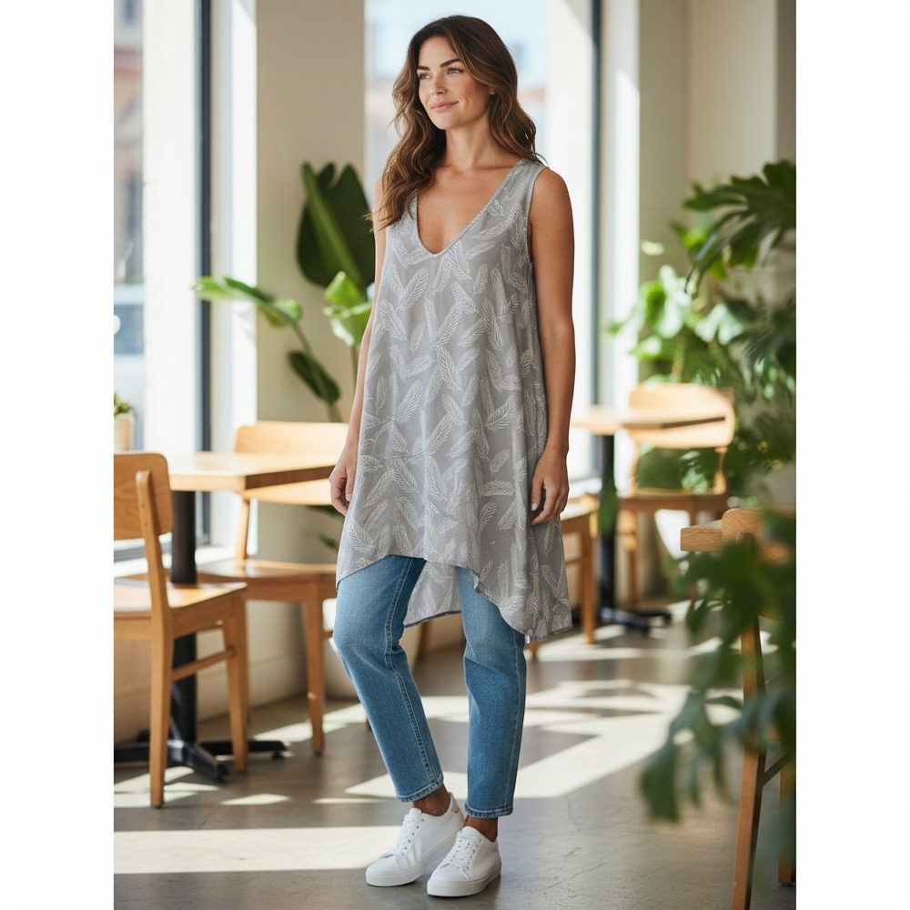 Torrid Tank Top 1 Gray Excellent Feather Print Sharkbite Hem Sleeveless Blouse